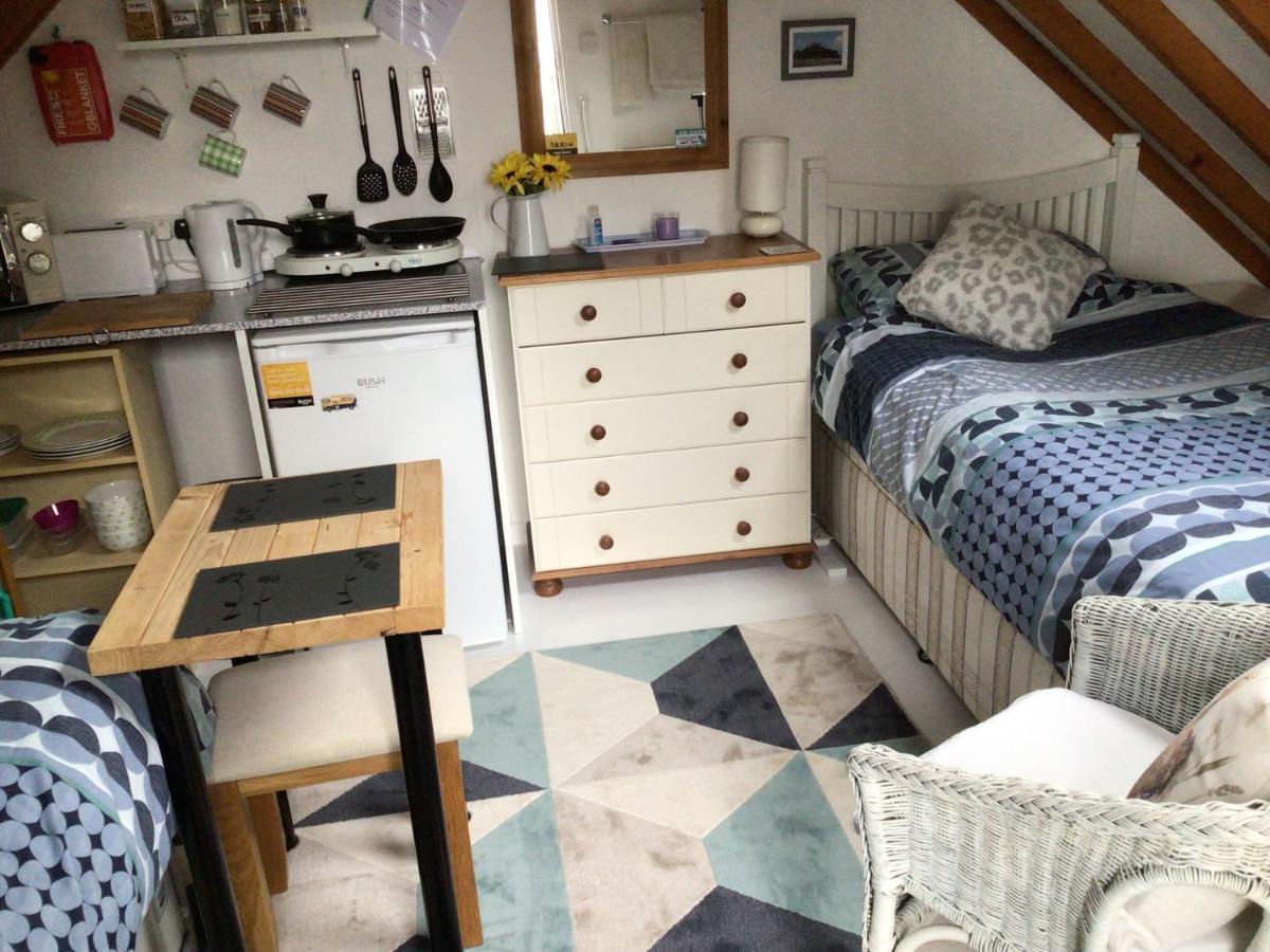 Cozy Camborne Studio Retreat With Two Single Beds Exterior foto